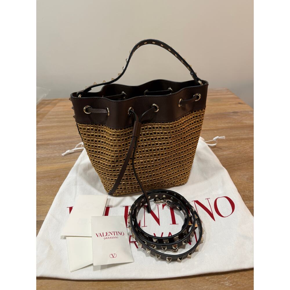 Valentino Garavani Rockstud Raffia Effect Bucket Bag Tobacco Cacao Crossbody - Picture 3 of 15